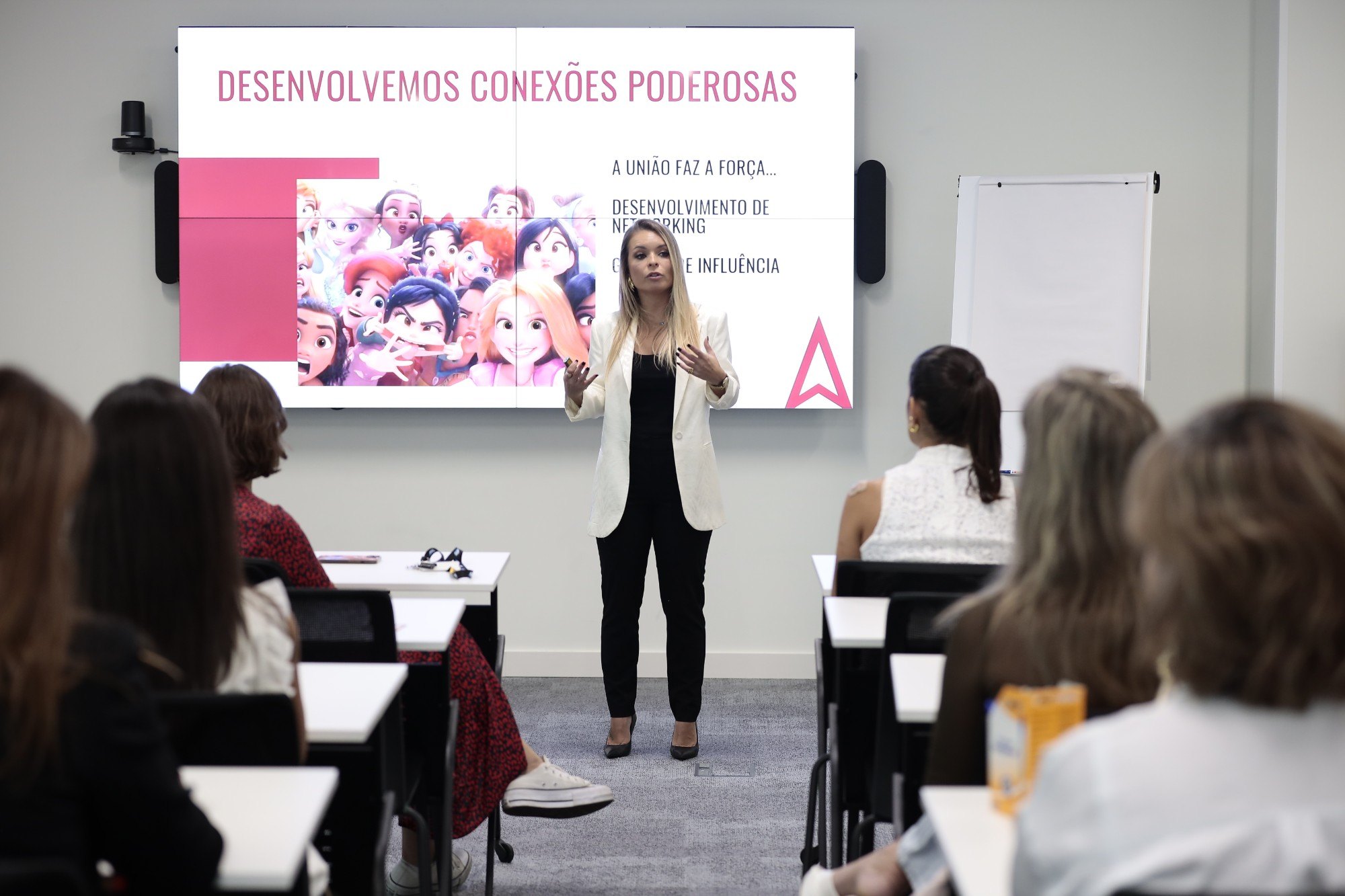 Mafalda Almeida a apresentar o tema Desenvolvemos conexões poderosas perante uma plateia